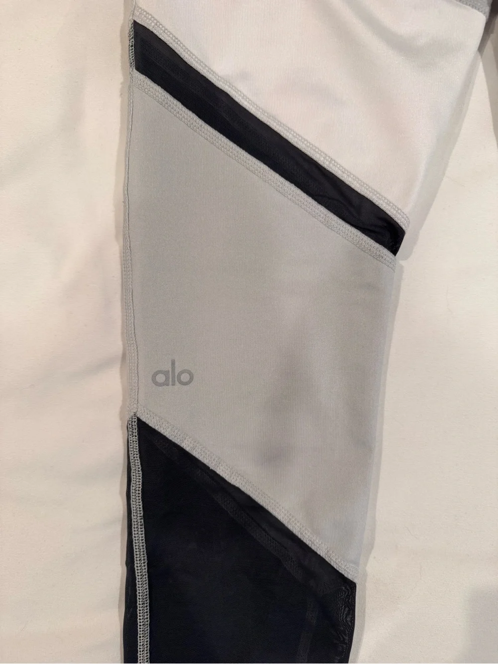 ALO Yoga High-Waist Colorblock Leggings in Light Gray, White & Black